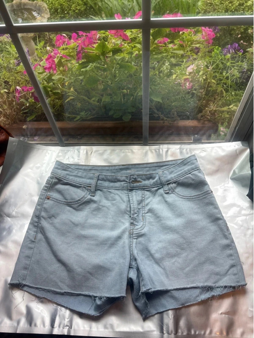 Old Navy super skinny mid rise jean shorts size 6